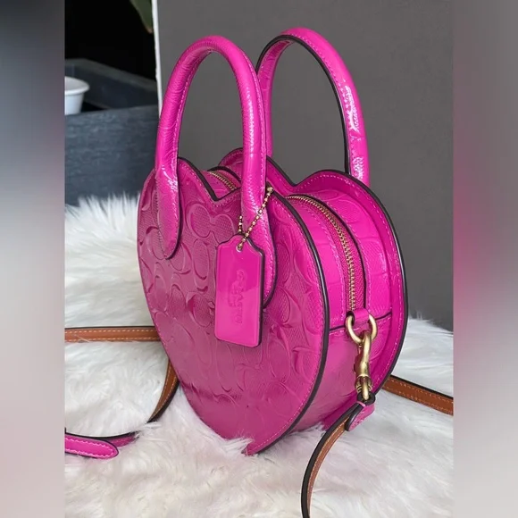 CN600 - Coach Heart Bag in Signature Leather - Picture 4 of 13